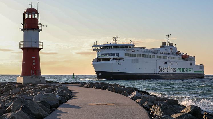 M/V Berlin Warnemünde breakwater