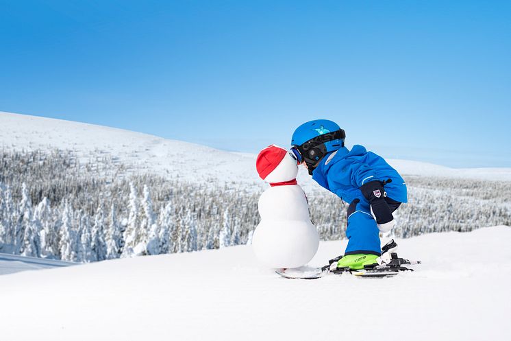 Skiing children