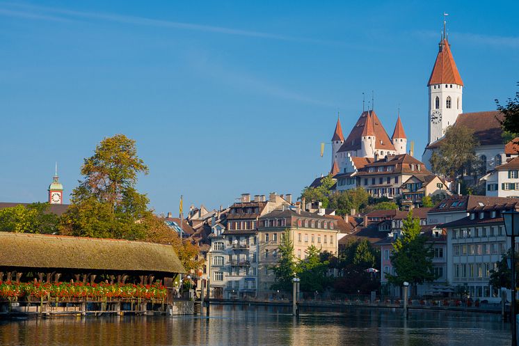 Thun: Das Schloss Thun und die Altstadt leuchten in der Sonne hoch über der Aare 