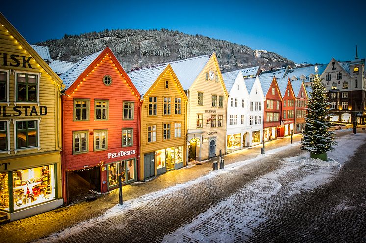 Jul_pa_Bryggen_bg00115_Foto_Christer_Ronnestad