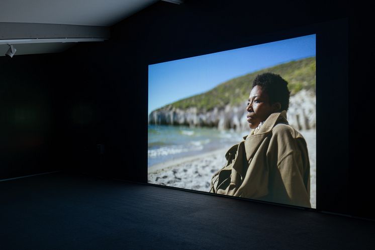 Cauleen Smith, The Deep West Assembly, 2024. Single-channel video projection with sound, 30 min. Installation view, The Deep West Assembly, Cauleen Smith. Astrup Fearnley Museet, 2024. Photo: Christian Øen.