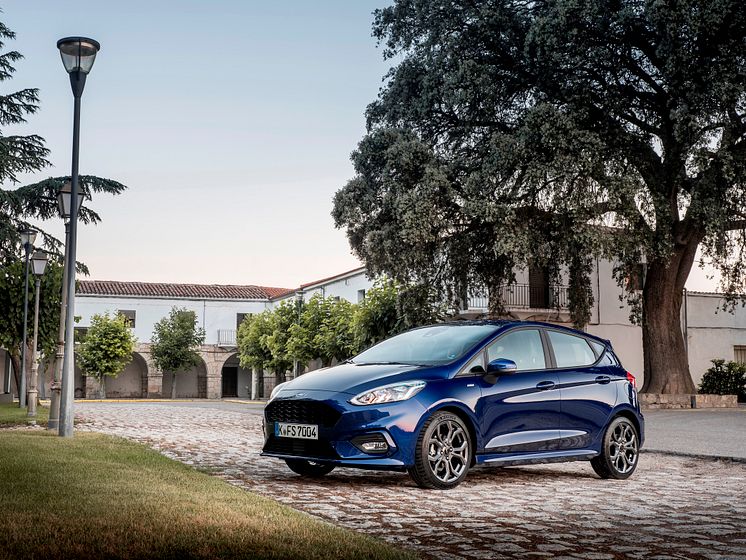 2017_Ford_Fiesta_ST-Line_Deep_Impact_Blue_001