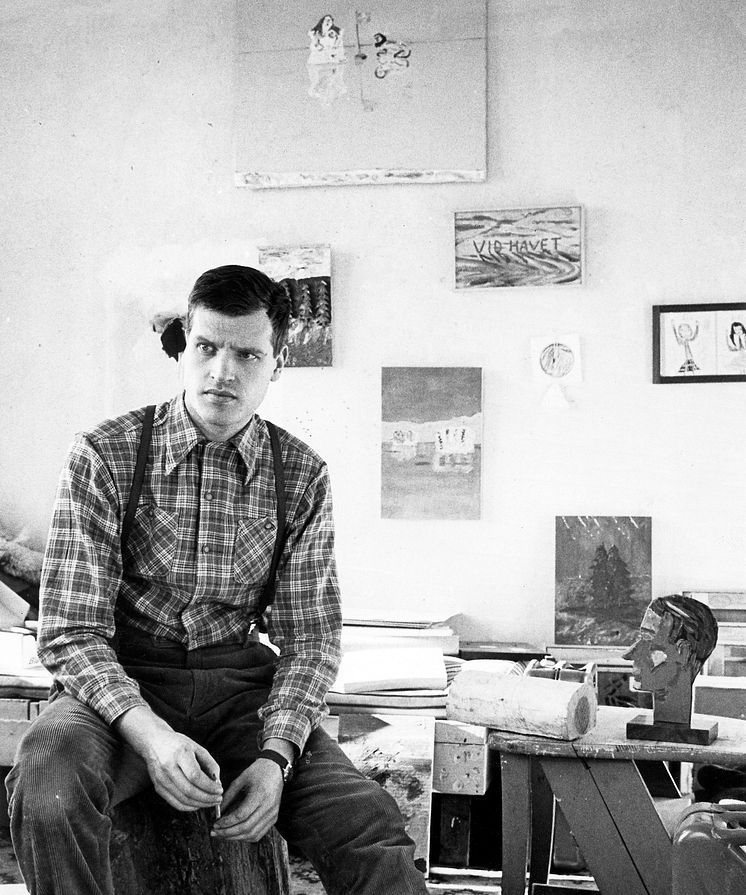 Porträtt Åke Pallarp i sin ateljé på Brännkyrkagatan, 1964