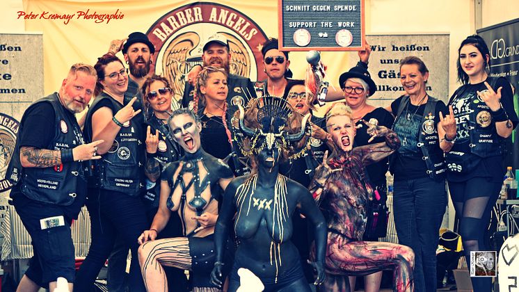 Gruppenbild mit Bodypainting-Models