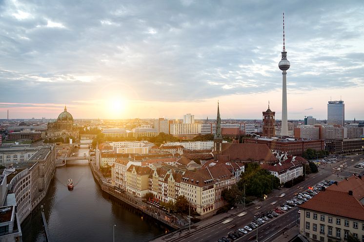 DEST_GERMANY_BERLIN_THEME_SUNSET_GettyImages-688034152_Universal_Within usage period_44844