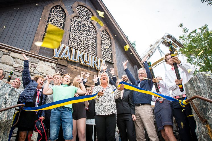 Gunilla Carlsson, styrelseordförande Liseberg, klippte bandet och invigde Valkyria i konfettiregn