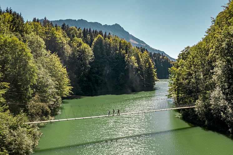 Überquerung des Lac de Montalvens im Naturpark Gruyeres Pays d'Enhaut 