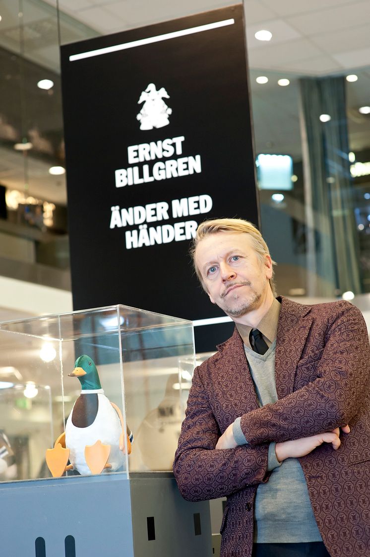 Ernst Billgren skapar NK:s skyltfönster i Göteborg.