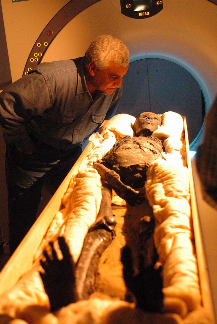Dr Zahi Hawass leder tekniska undersökningar av Egyptens mumier