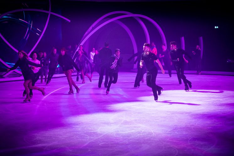 Proben-Countdown für ein spektakuläres TV-Show-Opening: 10 Prominente, 10 Profi-Trainer und 14 internationale Showskater von HOLIDAY ON ICE zelebrieren Eröffnungs-Performance