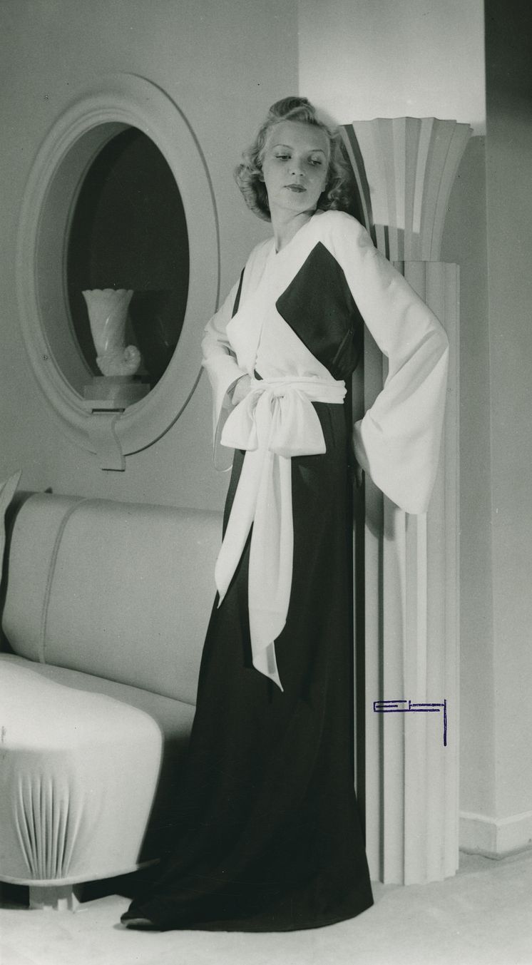 Helporträtt av kvinna i långklänning, Nordiska Kompaniet 1940