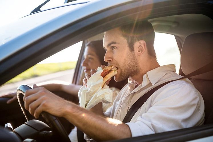 DA Direkt: Unterschätzte Gefahr - Ablenkung im Straßenverkehr_Essen und Trinken