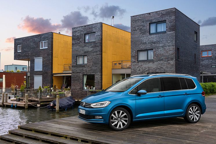 Registreringsafgiften sænkes og gør en række populære biler billigere. Her Volkswagen Touran, der reduceres med 10.710 kr.