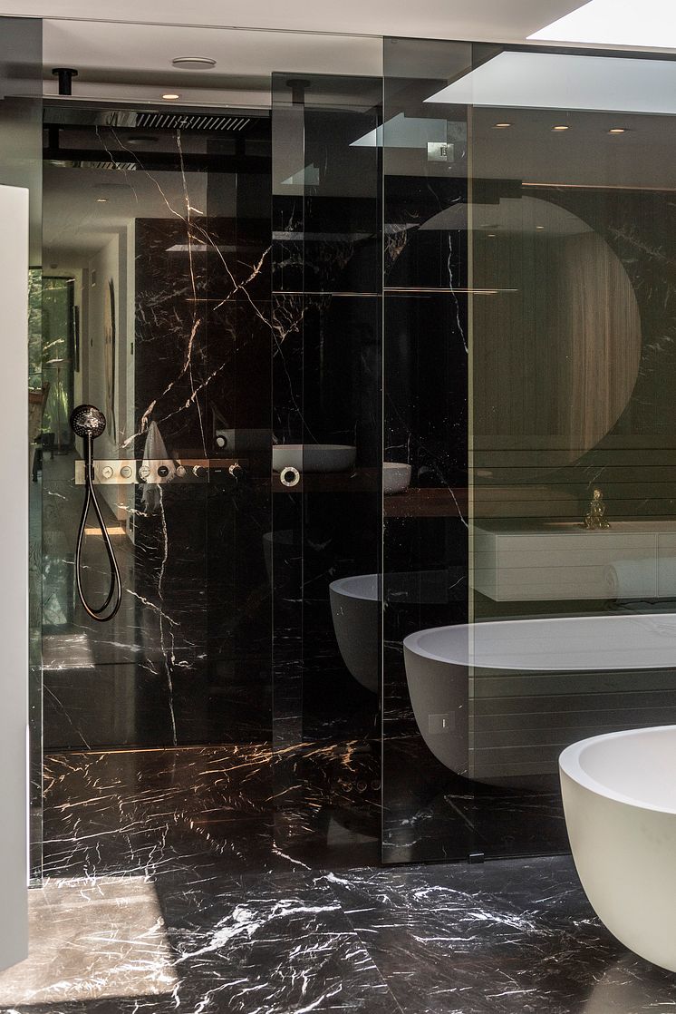 Badeværelse i sort marmor med AXOR