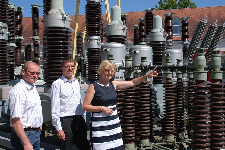 Foto: vl. Albert Breitsameter, Netzbauleiter am Netzcenter Pfaffenhofen, Stefan Theiner, verantwortlich für die oberbayerischen Netzdienste und Ursula Jekelius, Regionalleiterin für Oberbayern.