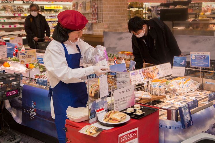 servering av makrellsandwich i japansk butikk