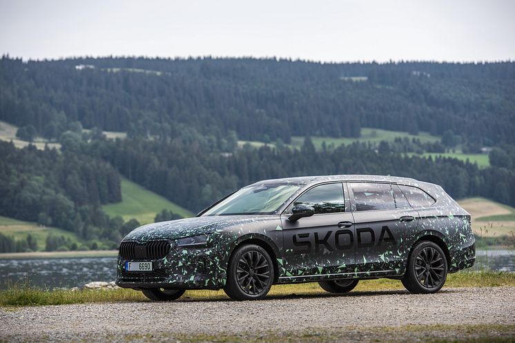 Ny Škoda Superb i camouflage