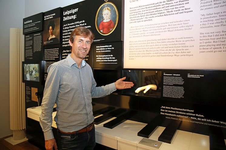 Gregor Nowak gewährt einen ersten Blick in die neue Dauerausstellung im Schumann-Haus