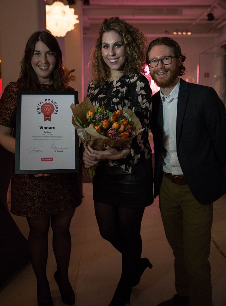 Magdalena Stadler, Hanna Sjöström och Sacha Pardon från BoKlok var på plats i Stockholm för att ta emot priset i Digital PR Awards. 