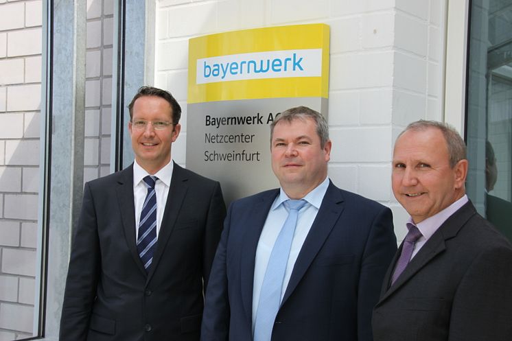 Regionalleiter Ingo Schroers, der Leiter der Netzdienste Unterfranken, Thomas Spang, und der Schweinfurter Netzbauleiter Reiner Messerer stellten die Maßnahmen im Bereich des Netzcenters vor.
