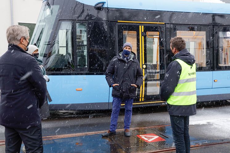 Kronprinsen besøker ansatte i Sporveien, på Holtet trikkebase, og får fremvist en av Oslos nye trikker