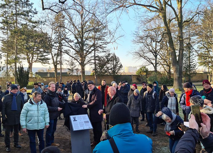 Enthüllung der Gedenktafel für Marinus van der Lubbe - Foto: Elli Flint