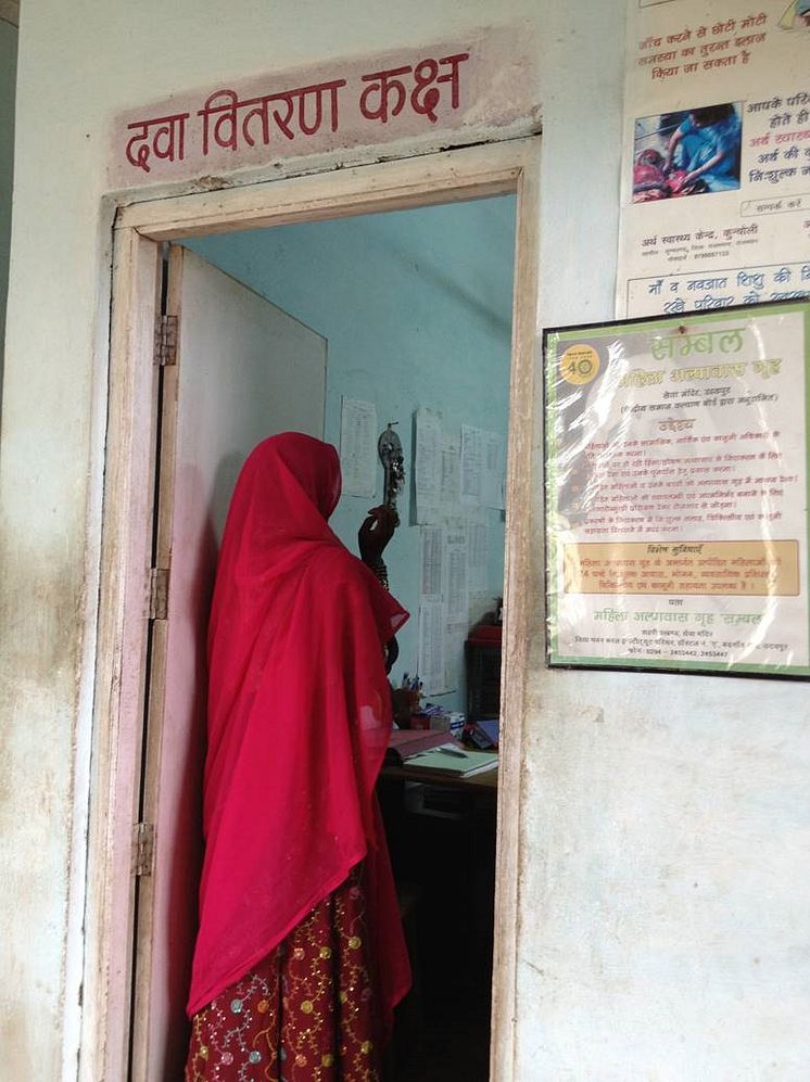 En kvinna som får hjälp på ARTH Udaipur, en av studieklinikerna. Foto: Mandira Paul