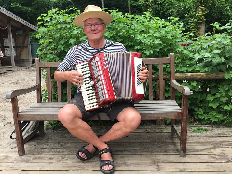 Erik Moes fra Friluftsrådet spillede musik for børnene