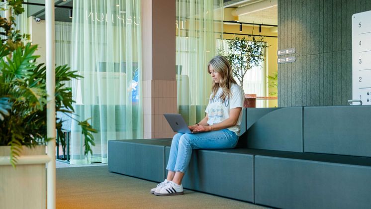 Person som jobber i lobby på Citybox Kristiansand