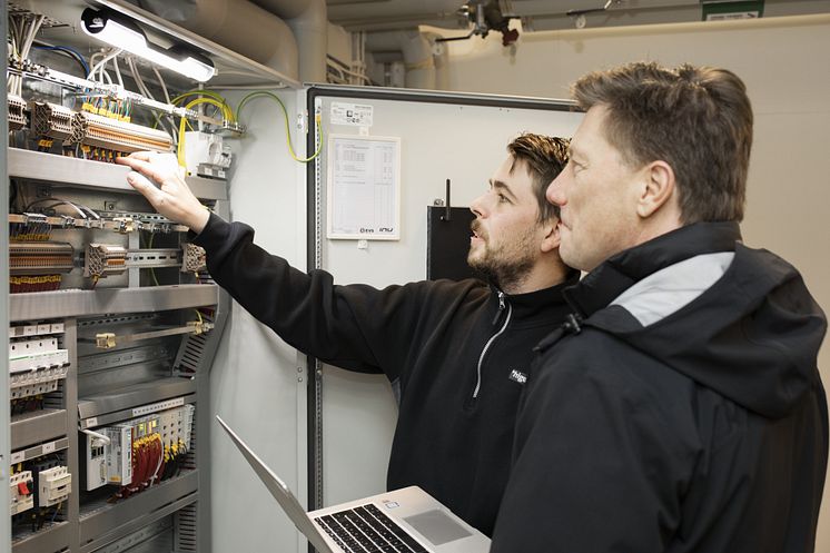 Drifttekniker Niklas Johansson och driftchef Robert Schwartze inspekterar Hotell Hedens energisystem.jpg