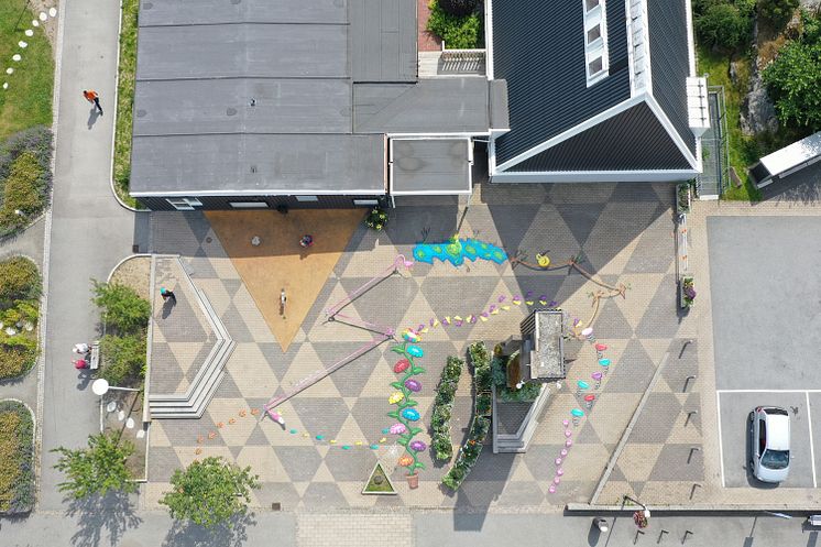Flygfoto över Länsmanstorget med den nya markmålningen framför kyrkan.