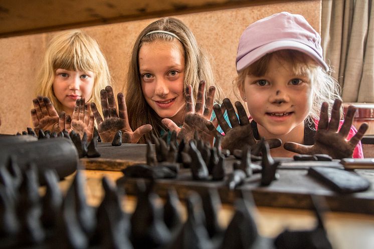 Schwarze Hände inklusive- Räucherkerzen selbst herstellen 