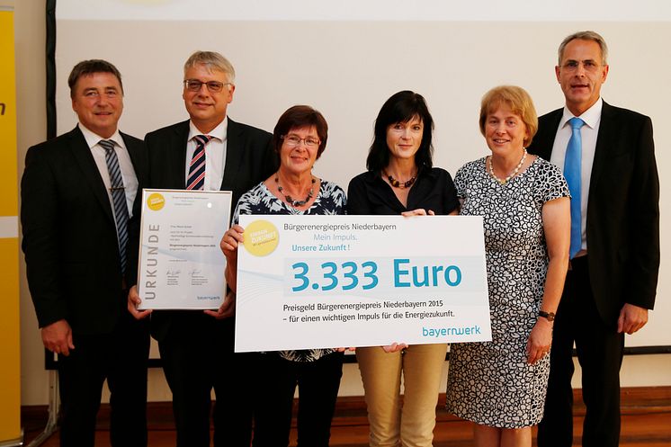 Foto: Maria Kulzer aus Ascha gewinnt den Bürgerenergiepreis Niederbayern 2015.