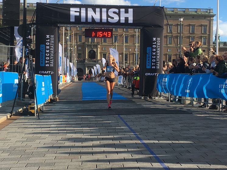 Hanna LIndholm vinnare Ramboll Stockholm Halvmarathon