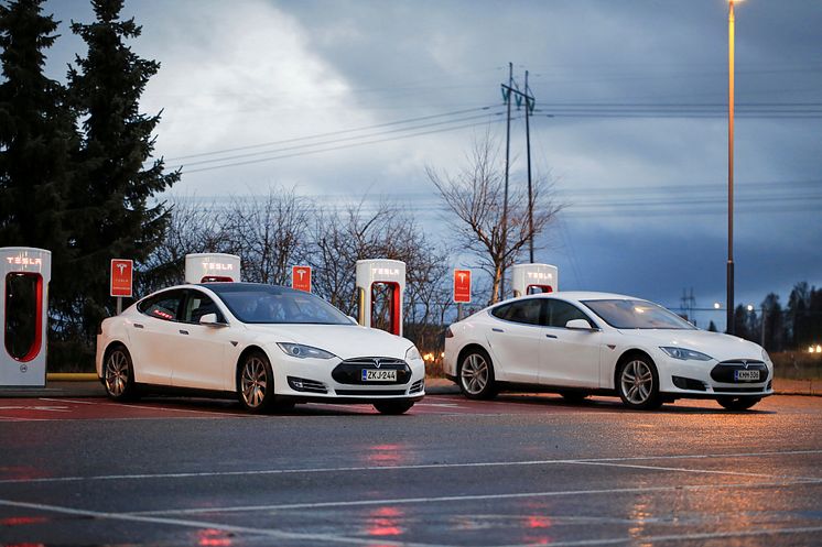 Tesla Model S til lading