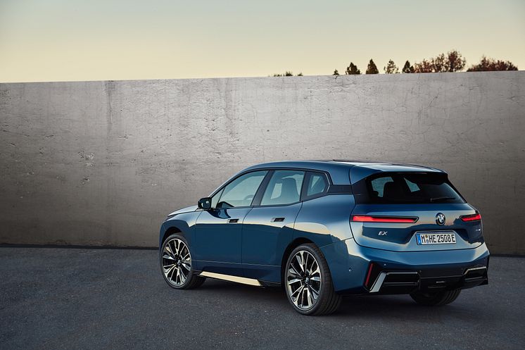BMW iX xDrive60 i farven Arctic Race Blue