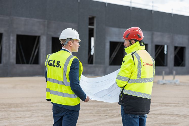 Jacob Krogh Fischer, Head of Technology & International Operations i GLS Denmark, og Torben Mortensen, projektchef i Gråkjær.