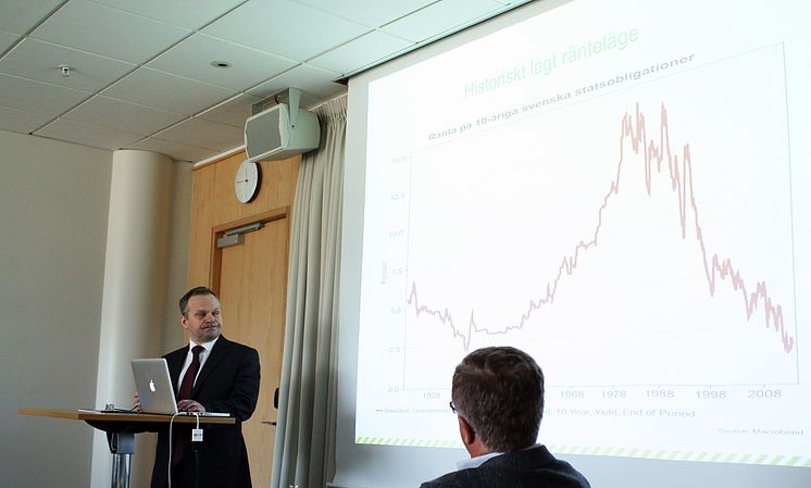 Pekka Kääntä presenterar sin rapport "Renovering av miljonprogrammet – ett gyllene läge"