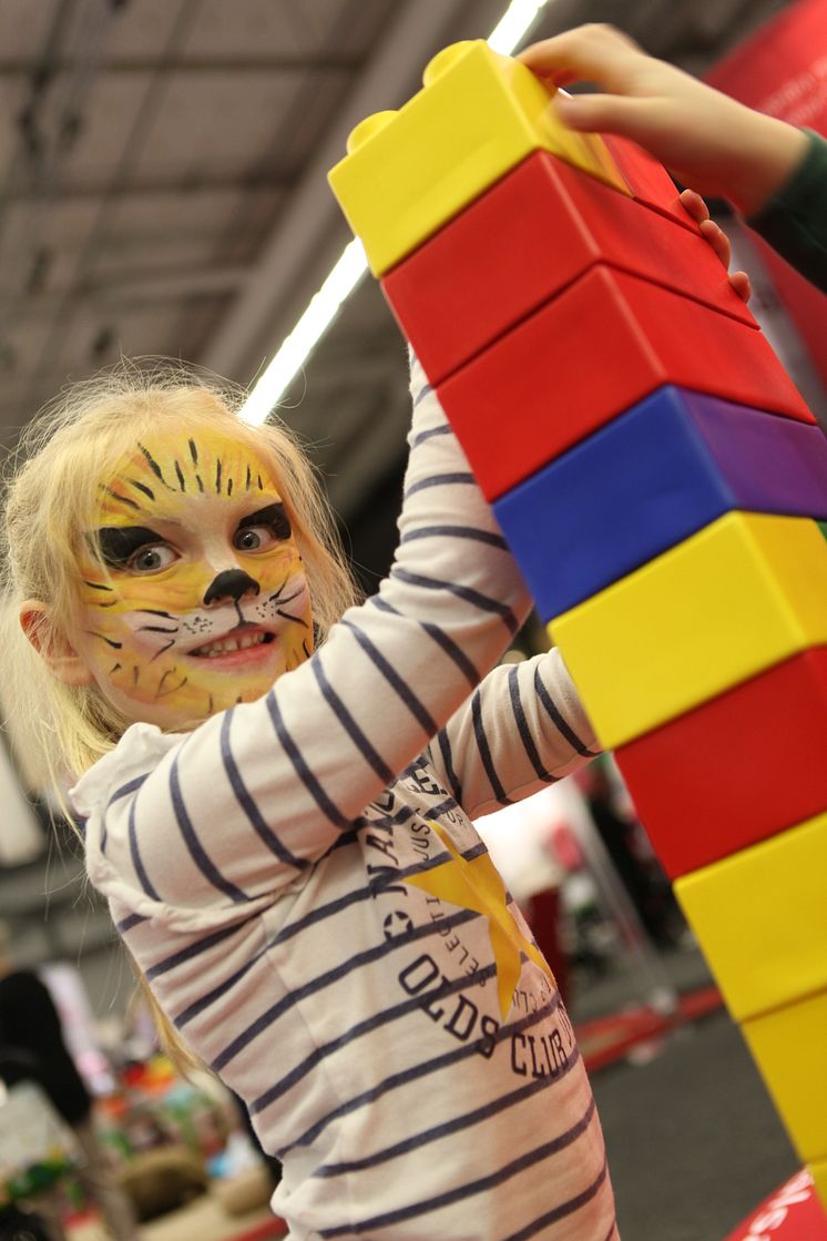 Baby & Barn 2014: Det går att bygga Lego på höjden även om man är en tiger