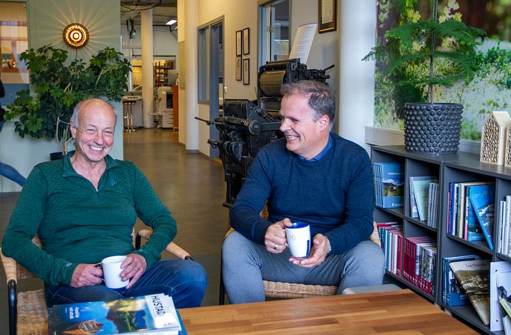 Øyvind Aasgård og Kjetil Moen kjenner hverandre godt, og Øyvind legger ikke skjul på at han er storfornøyd med at Kjetil ønsket å overta den tradisjonsrike bedriften i Molde.