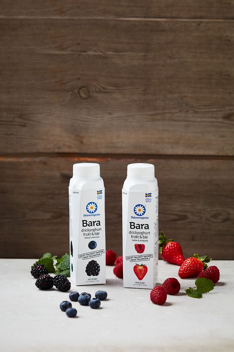 ”Bara” Drickyoghurt frukt och bär erbjuds i 330 ml förpackning i två omtyckta smaker – Jordgubb & Hallon och Blåbär & Björnbär. 