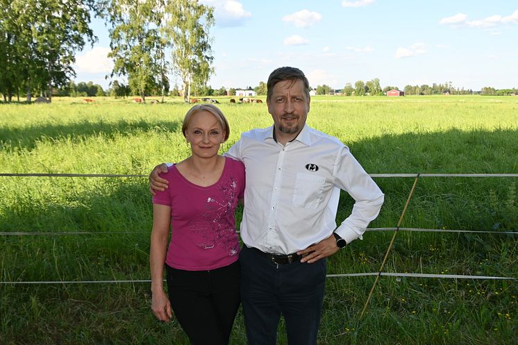 Maidontuottajat Hanna ja Antti Lintala