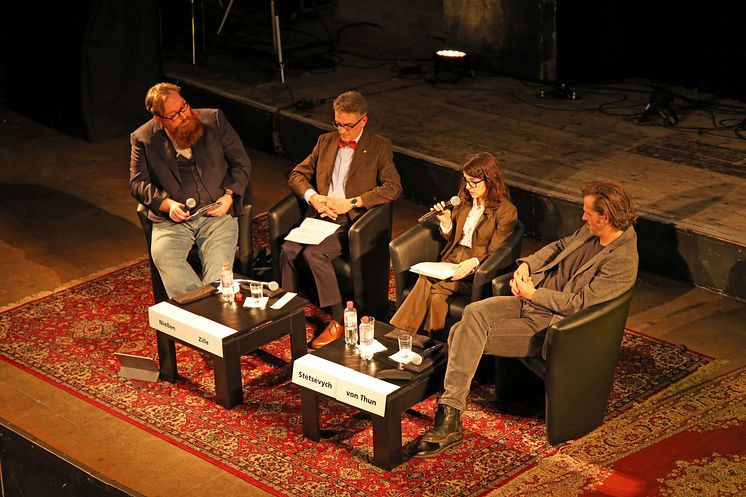 Moderator Claudius Nießen, Buchmessedirektor Oliver Zille, Kuratorin Kateryna Stetsevych und Schauspieler Max von Thun (v.l.) geben Einblicke in die Leipziger Buchmesse 2020