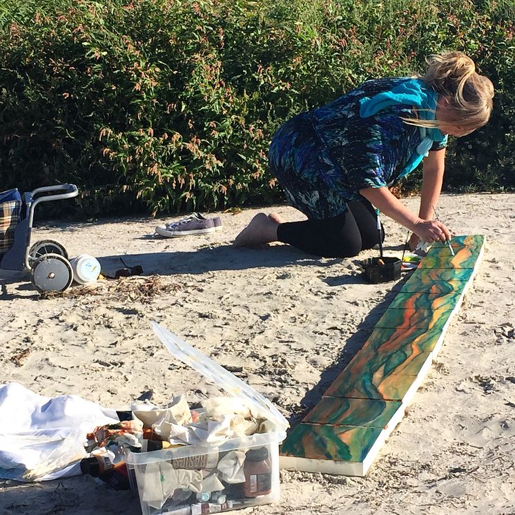 AC Collin målar inspirerad av soluppgången på stranden på Fårö