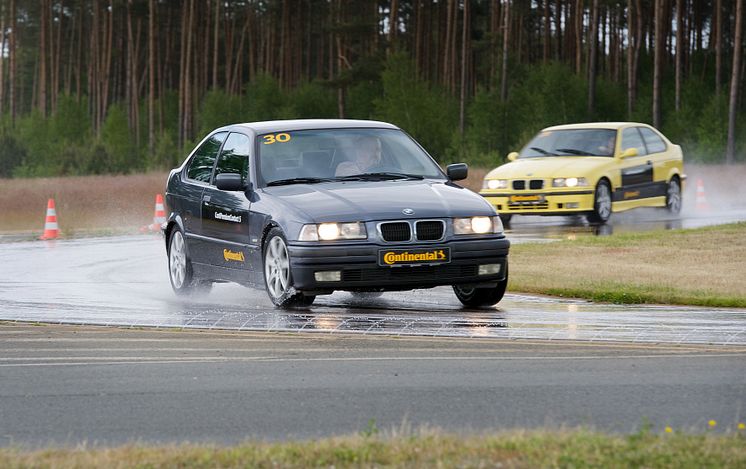 Testiajo: Vuoden 2000–mallisessa autossa oli viimeisimmät ContiPremiumContact 5 –renkaat. 