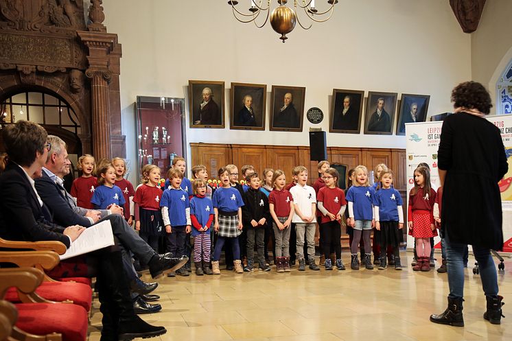 Ein Kinderchor der Lessing-Grundschule stimmt im Alten Rathaus auf das Deutsche Chorfest ein