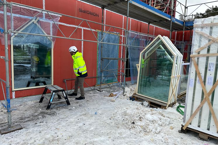 fönsterglas installeras i markplan