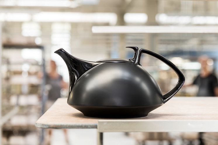 R_Porcelain_factory_TAC_teapot_black