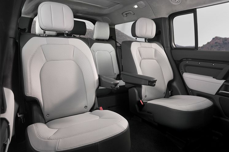 DEF_130_V8_25MY_080524_01_INTERIOR_CAPTAIN_CHAIRS.jpg