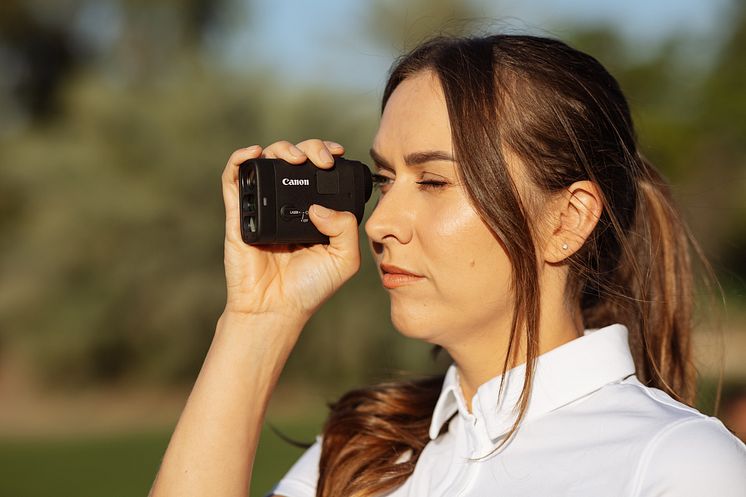 Powershot GOLF_Lifestyle_female_golfer_side_view_69165.jpg